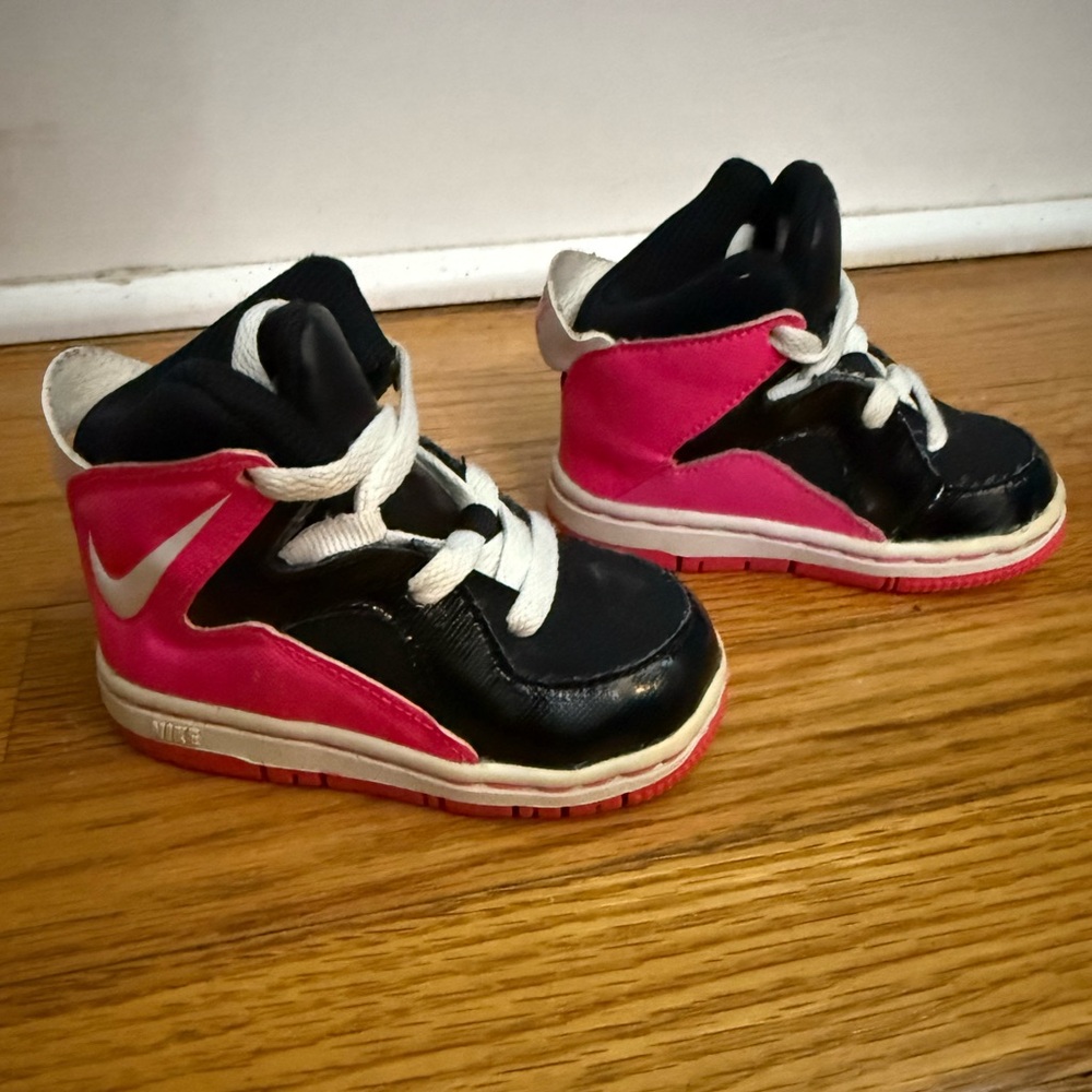 Nike Court Invader